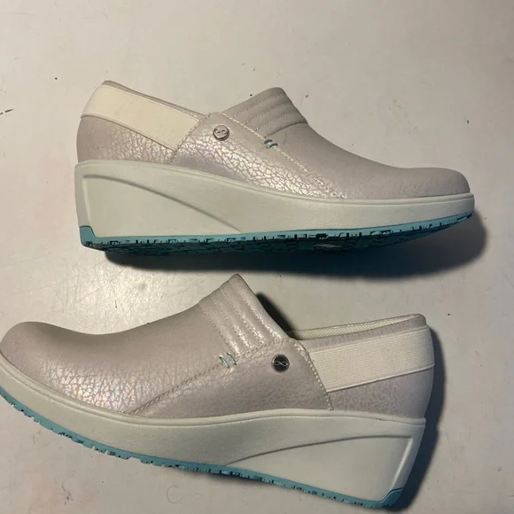 Infinity by Cherokee taupe metallic  color work clogs size 9 NWT - Picture 4 of 7